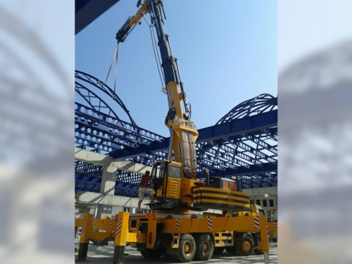 <p>Dayanıklı ve Estetik Çelik Konstrüksiyon Yapıların Uzman Montajı</p><p>Çelik konstrüksiyon yapılar, modern inşaat projelerinde estetik tasarımı, dayanıklılığı ve hızlı kurulumuyla öne çıkan önemli bir seçenektir. Bu tür yapıların başarılı bir şekilde montajı, mühendislik bilgisi, deneyimli ekip ve uygun ekipman gerektiren bir süreçtir. Doğru montaj, yapıların sağlamlığını ve güvenliğini sağlamakla kalmaz, aynı zamanda projenin zamanında ve bütçe içinde tamamlanmasını da destekler.<br> </p><p>Çelik Konstrüksiyon Montajının Önemi:</p><p><br>Dayanıklılık ve Güvenlik: Çelik, yapıların dayanıklılığını ve uzun ömürlülüğünü artıran bir malzemedir. Profesyonel montaj, çelik yapıların maksimum güvenlik ve dayanıklılık seviyelerine ulaşmasını sağlar.</p><p><br>Hızlı Kurulum: Çelik konstrüksiyon yapılar, fabrikada önceden üretilen parçaların sahada birleştirilmesiyle oluşturulur. Bu hızlı montaj süreci, projenin tamamlanma süresini kısaltır ve işletmelere maliyet avantajı sağlar.</p><p><br>Esnek Tasarım: Çelik yapılar, esnek tasarım ve uygulama imkanları sunar. Montaj aşamasında yapıların istenilen şekle ve boyuta getirilmesi mümkündür.</p><p><br>Çevreci ve Sürdürülebilir: Çelik yapılar, geri dönüşüme uygun olmaları ve yeniden kullanılabilmeleri nedeniyle çevre dostu bir seçenektir.</p><p>Çelik Konstrüksiyon Montajı Aşamaları:</p><p><br>Planlama ve Hazırlık: Montaj süreci, detaylı bir planlama ile başlar. Montaj sırasında kullanılacak ekipmanlar, işçilik, güvenlik önlemleri ve zaman çizelgesi belirlenir.</p><p><br>Zemin Hazırlığı: Yapının monte edileceği zeminin düzgün ve sağlam olması sağlanır. Temel betonunun dökümü ve montaj alanının hazırlığı bu aşamanın bir parçasıdır.</p><p><br>Parça Montajı: Fabrikada üretilen çelik parçalar, sahada birleştirilir. Hassas ölçüm ve doğru montaj teknikleri kullanılarak parçaların doğru bir şekilde yerleştirilmesi sağlanır.</p><p><br>Kaynak ve Bağlantılar: Çelik yapı elemanları, kaynak veya vida bağlantıları ile birbirine sabitlenir. Bu aşama, yapıların sağlamlığını ve bütünlüğünü sağlamada kritiktir.</p><p><br>Denetim ve Testler: Montajın tamamlanmasının ardından yapı elemanlarının doğru monte edildiğini ve güvenliğin sağlandığını doğrulamak için denetim ve testler yapılır.</p><p><br>Son Aşamalar: Yapının dış cephe kaplaması, izolasyonu ve iç düzenlemeler gibi son aşamalar tamamlanır.<br> </p><p>Uzman Çelik Konstrüksiyon Montajı ile Güvende Olun:</p><p>Profesyonel çelik konstrüksiyon montaj firmaları, mühendislik bilgisi, deneyimli ekip ve kaliteli ekipmanlarla projeleri başarılı bir şekilde tamamlar. Doğru planlama, güvenlik önlemleri ve kesintisiz iletişim, projenin başarısını destekler. Çelik konstrüksiyon yapıların doğru montajı, güvenilirliği, dayanıklılığı ve estetiği bir araya getirerek kaliteli sonuçlar elde etmenizi sağlar.</p>