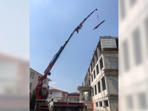 <p>Zamanında ve Güvenilir: Saatlik Vinç Kiralama Hizmetleri</p><p>İnşaat, nakliye, endüstriyel projeler ve daha birçok alanda ağır yükleri kaldırmak ve taşımak için vinçler hayati öneme sahiptir. Ancak her projenin farklı ihtiyaçları ve zaman çerçeveleri vardır. Saatlik vinç kiralama hizmetleri, bu ihtiyaçlara hızlı ve esnek bir çözüm sunar. İşletmelerin ve projelerin gereksinimlerine uygun olarak vinç kiralayarak verimliliği artırabilir ve maliyetleri optimize edebilirsiniz.<br> </p><p>Saatlik Vinç Kiralama Avantajları:</p><p><br>Esneklik: Saatlik vinç kiralama, projenizin veya işinizin ihtiyaçlarına esnek bir şekilde yanıt vermenizi sağlar. İhtiyacınız olan süre boyunca vinç hizmeti alabilirsiniz.</p><p><br>Maliyet Tasarrufu: Projenizin özelliğine göre sadece ihtiyacınız olan süre boyunca vinç kiralayarak gereksiz maliyetlerden kaçınabilirsiniz. Bu, projenizin bütçesini optimize etmenize yardımcı olur.</p><p><br>Hızlı Çözüm: Ani işler veya acil projeler için saatlik vinç kiralama, hızlı bir çözüm sunar. Projelerinizi zamanında tamamlamak için gereken ekipmanı hızla temin edebilirsiniz.</p><p><br>Profesyonel Operatörler: Saatlik vinç kiralama hizmetleri genellikle profesyonel operatörleri içerir. Bu, ekipmanın güvenli ve verimli bir şekilde kullanılmasını sağlar.</p><p><br>Çeşitli Vinç Seçenekleri: Farklı projeler farklı vinç türleri gerektirebilir. Saatlik vinç kiralama hizmetleri genellikle çeşitli vinç tipleri sunar, böylece ihtiyacınıza en uygun olanı seçebilirsiniz.<br> </p><p>Saatlik Vinç Kiralama Süreci:</p><p><br>İhtiyaç Analizi: Projenizin gereksinimlerini değerlendirerek hangi tip ve boyutta vinçe ihtiyacınız olduğunu belirleyin.</p><p><br>Kiralama Firması Seçimi: Güvenilir bir vinç kiralama firması seçerek projenizi profesyonel bir şekilde yönetebilirsiniz. Referanslarını incelemek ve firmalar arasında karşılaştırma yapmak önemlidir.</p><p><br>Rezervasyon ve Planlama: İhtiyacınıza uygun bir saatlik vinç kiralama hizmeti almak için firmayla iletişime geçin. Kiralama tarihini, süresini ve diğer detayları belirleyerek rezervasyon yapın.</p><p><br>Operatör Temini: Kiralama firması genellikle deneyimli bir operatörü de sağlar. Bu, vinçin güvenli ve etkili bir şekilde kullanılmasını sağlar.</p><p><br>Projenin Tamamlanması: Saatlik vinç kiralama süresi boyunca projenizi tamamlayın. Vinçi kullanırken iş güvenliği standartlarına dikkat edin.</p><p><br>Ekipmanın İadesi: Saatlik kiralama süresi sona erdiğinde vinçi geri iade edin. Ekipmanın durumunu kontrol ederek herhangi bir hasar veya eksiklik olup olmadığını belirleyin.<br> </p><p>Güvenilir ve Hızlı Çözüm: Saatlik Vinç Kiralama ile Projelerinizi Yönetin</p><p>Saatlik vinç kiralama hizmetleri, projelerinizin gereksinimlerine uygun bir çözüm sunar. İşletmeler, vinç sahibi olmak yerine ihtiyaçlarına göre ekipmanı kiralayarak maliyet tasarrufu yapabilirler. Profesyonel operatörler ve güvenilir ekipman ile projelerinizi hızlı, verimli ve güvenli bir şekilde yönetebilirsiniz.</p>